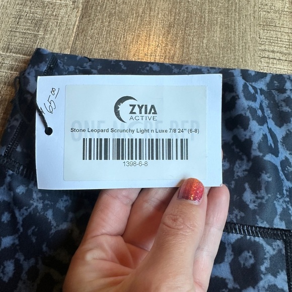 Zyia Stone Leopard Scrunchy Light and Luxe Leggings Women’s Size 6/8 NWOT - Picture 2 of 4